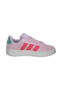 Roze suede sneakers met een witte rubberen zool, voorzien van drie gedurfde roze strepen en een teal accent op de hiel. Klassiek vetersluiting ontwerp.
