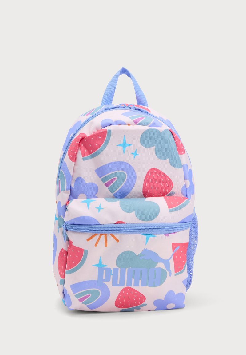 Mochila pequeña y colorida con arcoíris en tonos pastel, fresas, nubes y patrones de sol, con un bolsillo delantero con cremallera y logo de Puma.