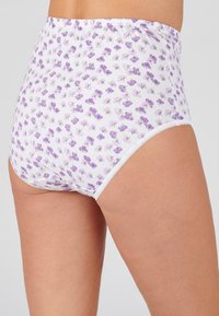 Mutande alte in cotone bianco con stampa floreale viola. Presentano una morbida fascia elastica in vita e un delicato pizzo bianco lungo le aperture delle gambe.