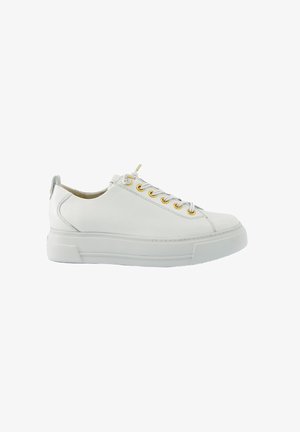 Weiße Ledersneaker mit runder Zehenpartie, strukturiertem Obermaterial, grauen Akzenten, goldenen Ösen und dicker, weißer Gummisohle. Schnürverschluss.
