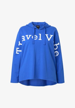 Modrá mikina s kapucí s bílým nápisem "Travel Vibe", vyrobená z měkkého materiálu, s přední kapsou a nastavitelnou šňůrkou na kapuci.