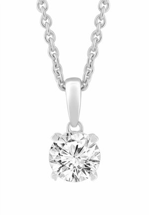 Collar de cadena de plata con un único colgante grande y redondo de piedra preciosa clara sujetado por cuatro garras sobre un fondo blanco.