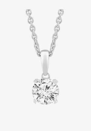 Collar de cadena de plata con un único colgante grande y redondo de piedra preciosa clara sujetado por cuatro garras sobre un fondo blanco.