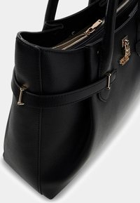 Borsa tote in pelle nera con finitura testurizzata, accessori color oro, doppi manici e chiusura con zip. Presenta un dettaglio logo in rilievo.