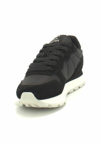 Scarpa da corsa in suede nero e rete con accentuazioni testurizzate, punta rotonda, lacci piatti e suola in gomma bianca. Presenta il logo sulla linguetta.