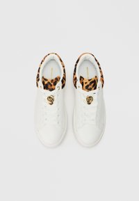 Hvite lær sneakers med leopardmønster på kragen, med gull logo-detalj, snøring og gummisåler. Glatt tekstur gjennomgående.