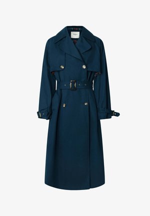Trench coat cruzado de doble botonadura en color azul marino con cinturón, solapa en los hombros, correas en los puños y forro a cuadros visible en el cuello.