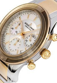 Orologio cronografo con cinturino in acciaio inossidabile tono argento e oro, cassa tonda, quadrante bianco e tre sottodial. Presenta accenti in oro e corona.