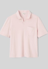 Polo rose clair à manches courtes avec col, ouverture en V et poche poitrine sur fond gris.