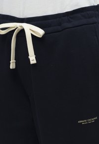 Μπλε ναυτικό φόρμας Armani Exchange με λευκό κορδόνι δεμένο σε φιόγκο, με μικρό λογότυπο μπροστά και ελαστική μέση.