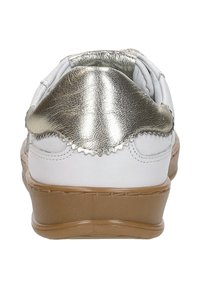 Weißer Sneaker mit metallisch silbernen Akzenten an der Ferse, strukturiertem Obermaterial, runder Form und tanfarbener Gummisohle. Welliger Randdetails an der Ferse.