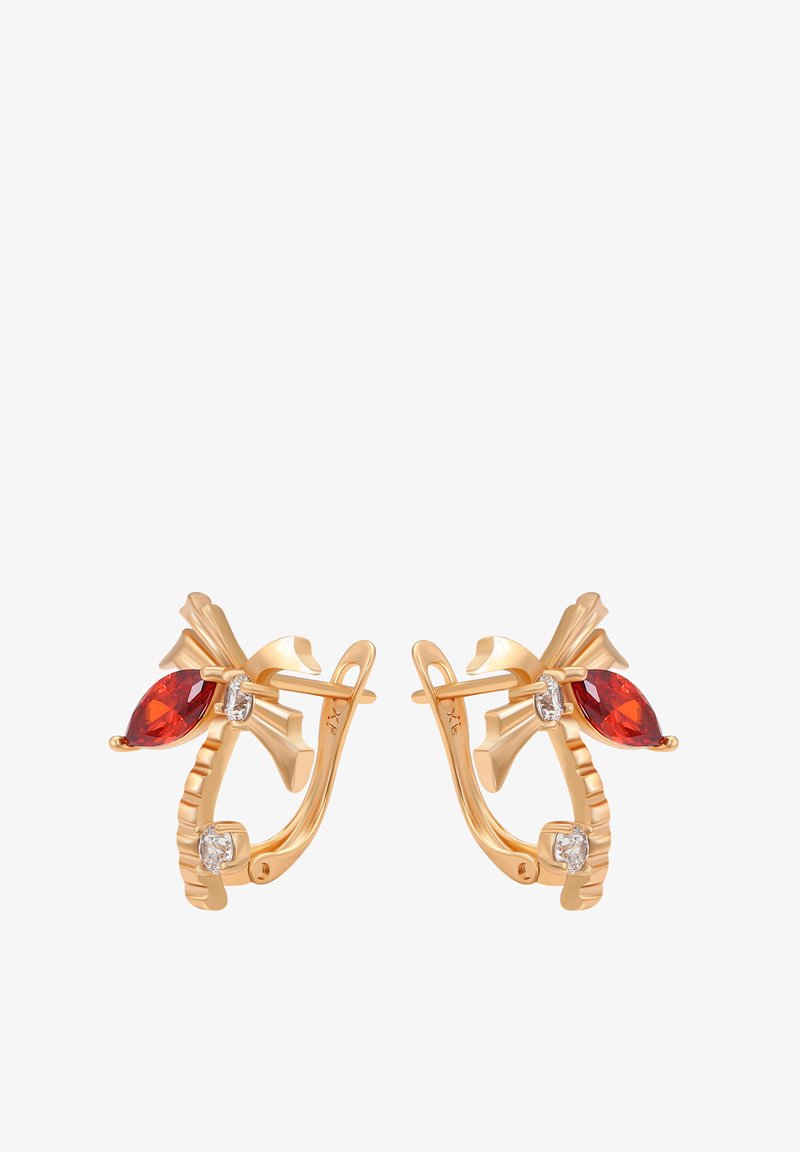 Náušnice ve zlatém odstínu s marquise tvarovaným červeným drahokamem a malými průhlednými akcenty, s texturovaným, stuhovitém designem.