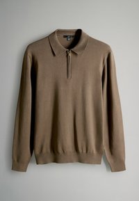 Hnědý pletený svetr s límcem na zip, dlouhými rukávy, žebrovanými manžetami a lemem, s hladkou texturou.