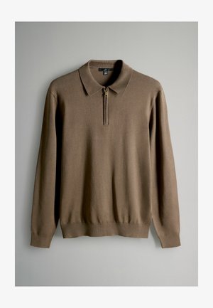 Brun strikket pullover med lynlåslukning ved kraven, lange ærmer, ribstrikkede manchetter og kant, med en glat overflade.