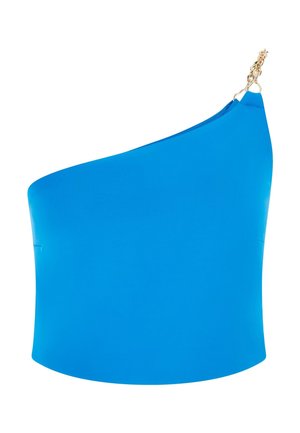 Helderblauw cropped top met één schouder en een gouden kettingband aan de rechterkant, gladde stof en aansluitende pasvorm.