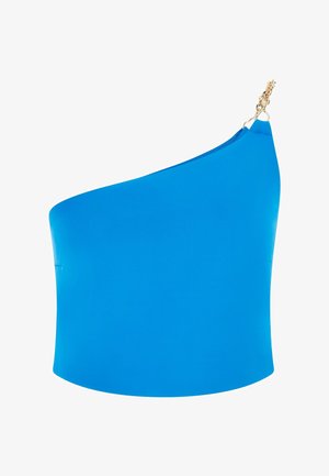 Helles blaues Crop-Top mit einem Schulterriemen auf der rechten Seite, versehen mit einem goldenen Kettenriemen, glattem Stoff und figurbetontem Stil.