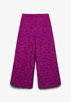 Pantalon court à jambes larges violet avec broderie florale ajourée et taille haute.