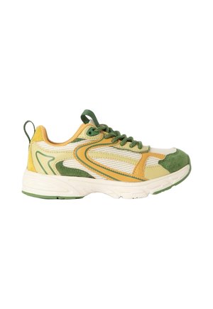 Baskets de sport vertes, jaunes et beiges avec des empiècements en mesh et en suède, des lacets verts et une semelle blanche amortissante.