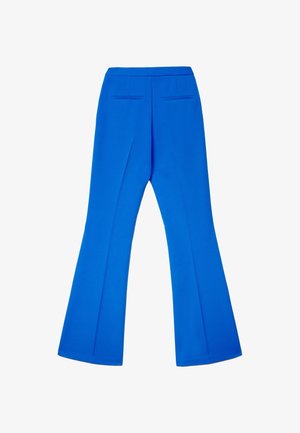 Pantaloni blu a zampa realizzati in tessuto liscio, con una cintura posteriore, due tasche e un design pulito con una vestibilità sartoriale.