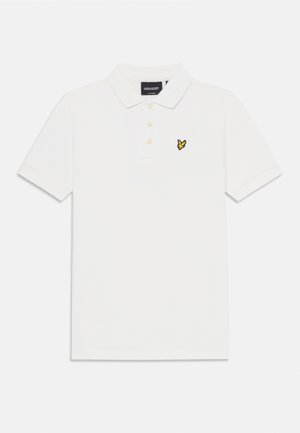 Polo shirt blanc à manches courtes avec trois boutons et un petit logo d'oiseau jaune et noir sur la poitrine gauche.