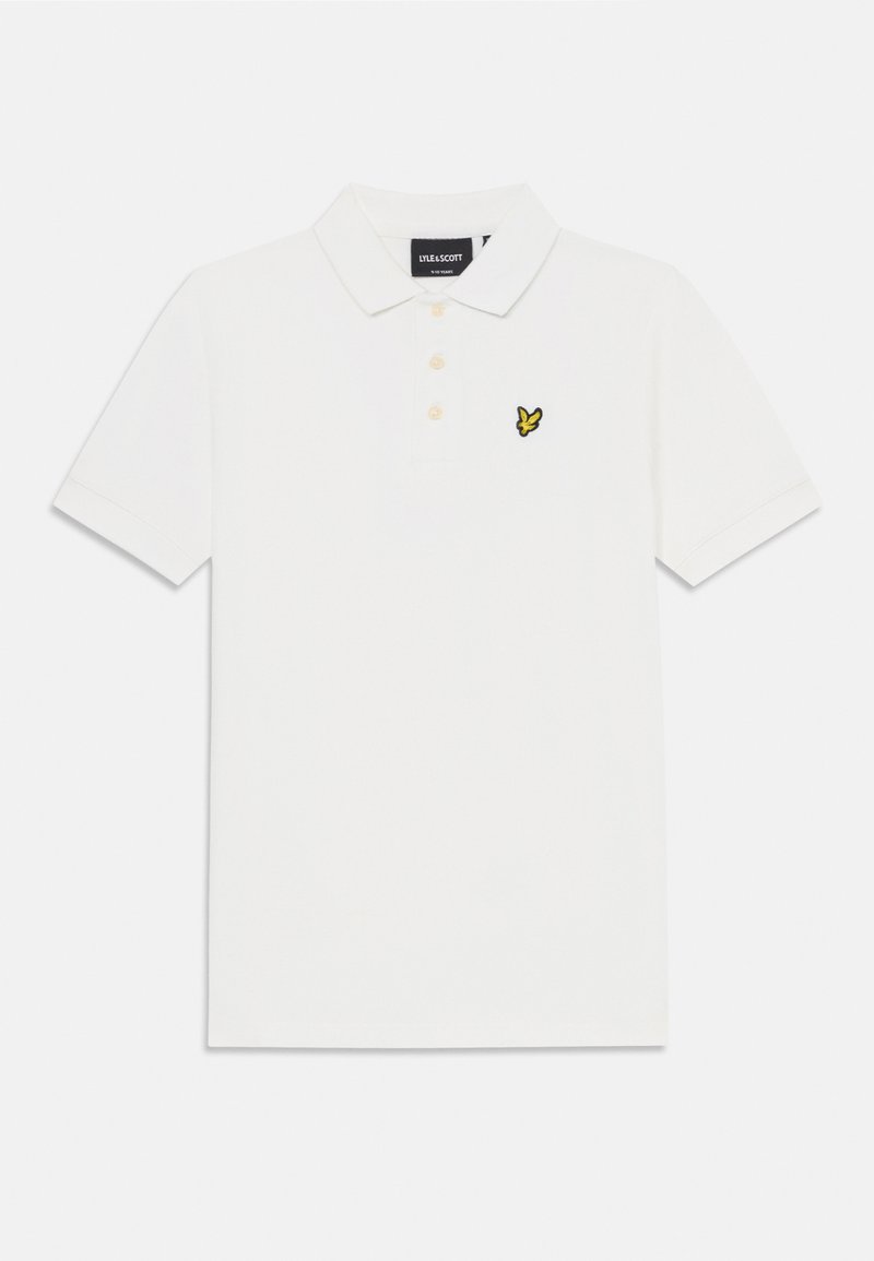 Polo shirt blanc à manches courtes avec trois boutons et un petit logo d'oiseau jaune et noir sur la poitrine gauche.