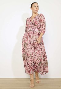 Florale maxi-jurk in het roze met een V-halslijn, 3/4 mouwen en een elastische taille. Heeft een vloeiende silhouet en een botanische print.