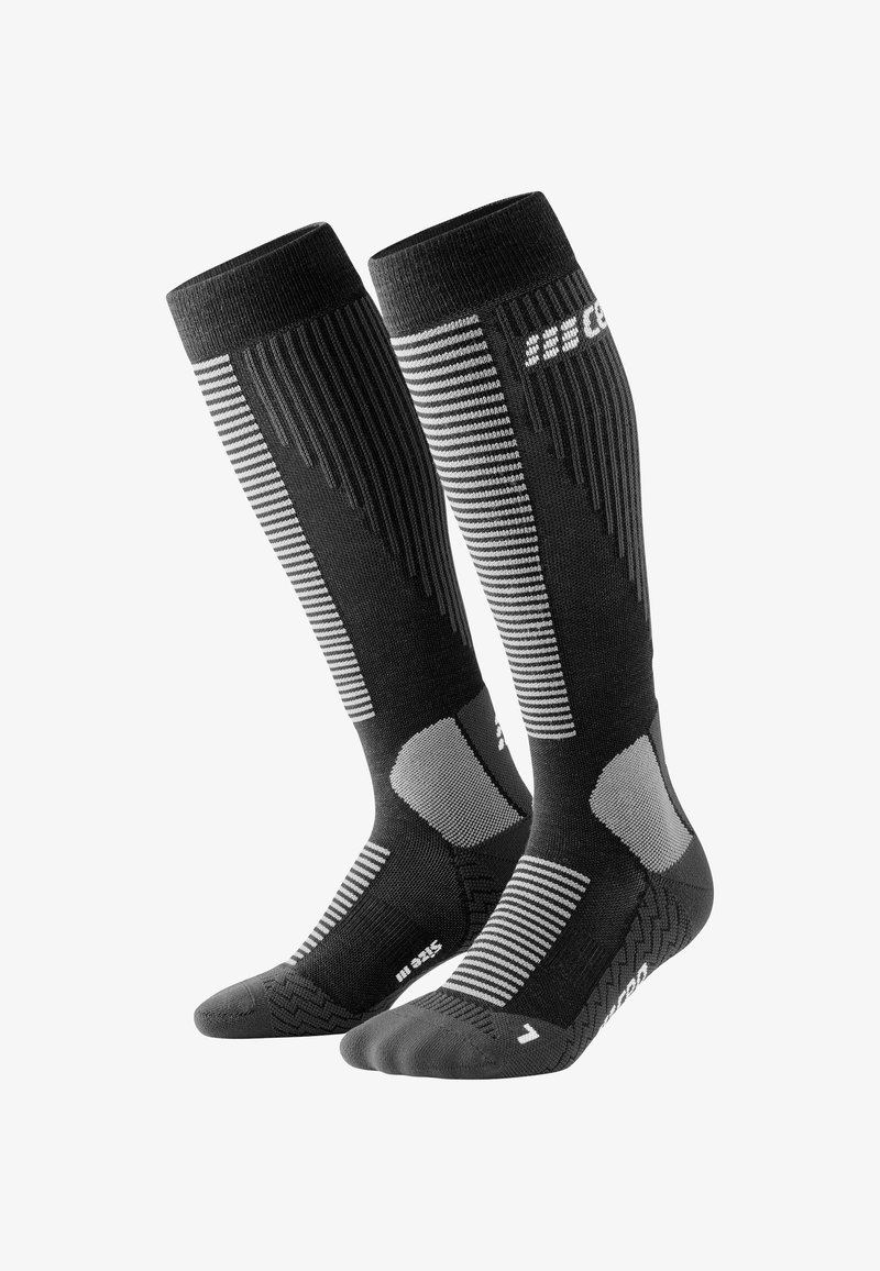 Schwarze knielange Socken mit grauen Streifenmustern, geripptem Textur, verstärktem Fersen- und Zehenbereich sowie gepolsterter Unterstützung.