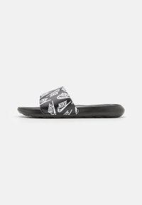 Nike Sportswear - VICTORI ONE SLIDE PRINT - Natikači - black/white Miniaturna slika 1