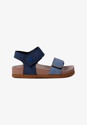 Sandalino per bambino con cinturini regolabili blu navy e azzurro, sottopiede marrone texturizzato e suola marrone flessibile, mostrato di profilo.