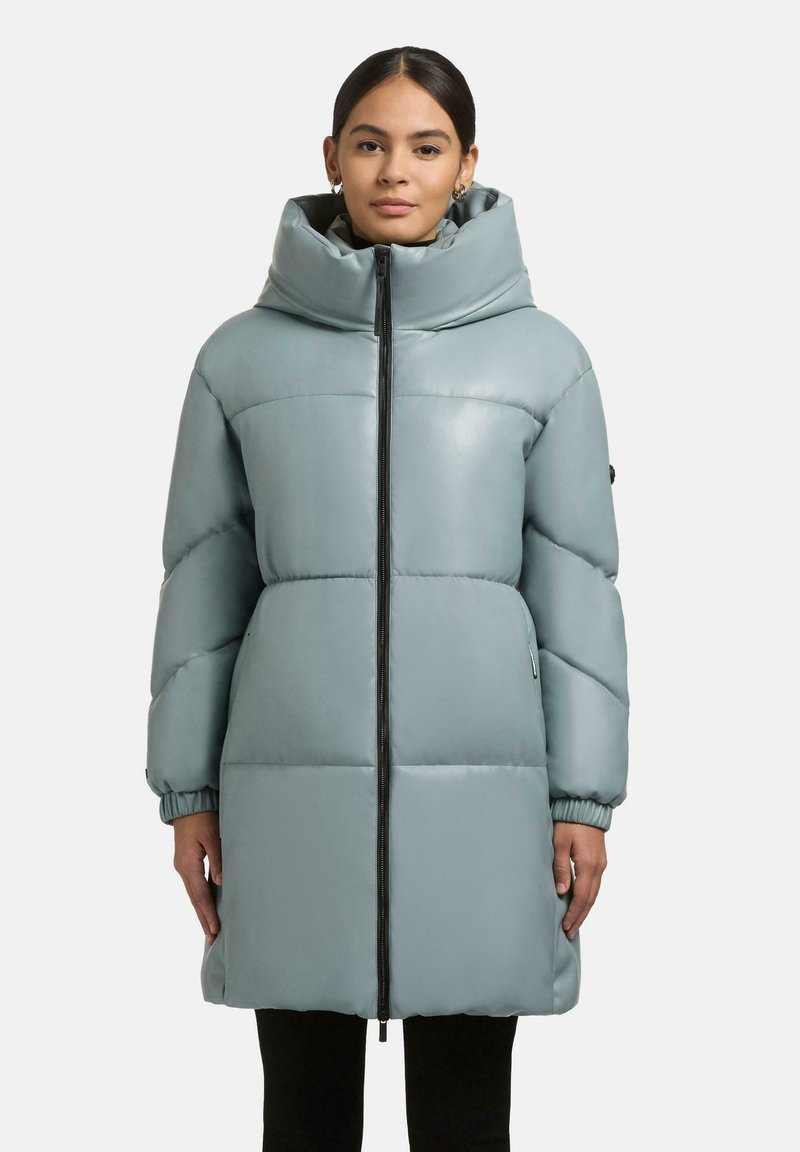 Lysblå pufferjakke med høj krave, fuld lynlås og ribbede manchetter. Har en glat syntetisk overflade og polstret design.