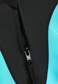 Čierny materiál neoprénu s tyrkysovými akcentmi, so stredným zipsom a cikcak stehom pozdĺž švov, zdôrazňujúci odolnosť a dizajn.