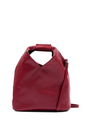 Borsa a mano in pelle rossa con una forma morbida e rilassata, manico superiore e tracolla lunga e sottile su sfondo bianco.