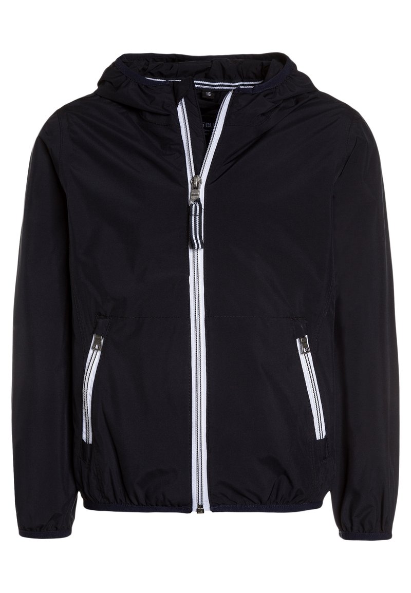 Chaqueta cortavientos negra con capucha, cremallera blanca y bolsillos frontales. Fabricada con tejido suave y con puños y cinturilla elásticos para mayor comodidad.