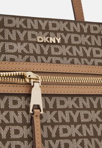 DKNY BRYANT TOTE - Kézitáska - chino/cappuccino