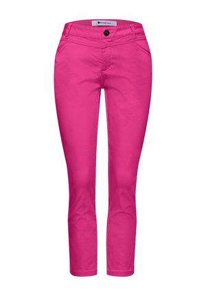 Pantalones ajustados de color rosa brillante con botón delantero y bolsillos, largo recortado y una etiqueta que dice "Street One" en el interior de la cinturilla.