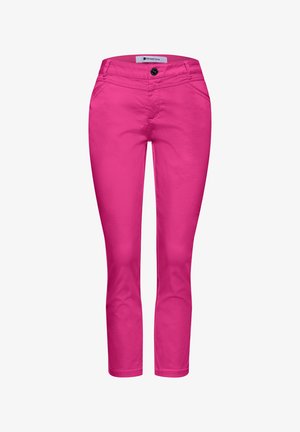 Pantalones ajustados de color rosa brillante con botón delantero y bolsillos, largo recortado y una etiqueta que dice "Street One" en el interior de la cinturilla.