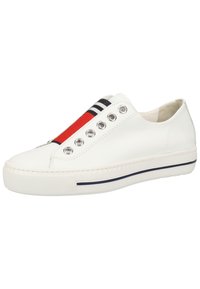 Sneaker bianco senza lacci con tomaia in pelle testurizzata, dettaglio a strisce rosse e blu, occhielli argentati e suola bianca con accento blu.