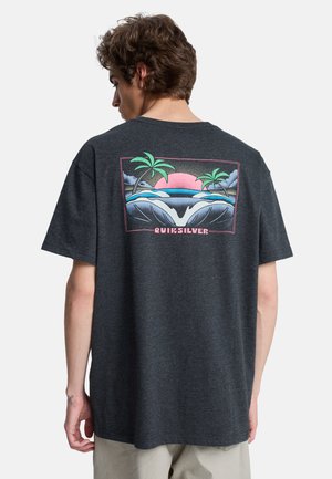 Sötétszürke férfi póló, amelynek hátulján színes grafika látható pálmafákkal, óceáni hullámokkal és naplementével. Rövid ujjú, laza szabású.