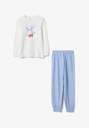 Haut blanc à manches longues avec texte "Lovely", nœud bleu et cerises rouges, associé à un pantalon à taille élastique bleu clair à motif floral.