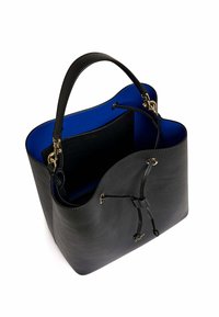 Borsa a secchiello nera in pelle con un esterno testurizzato, interno blu vivace e chiusura con cordoncino regolabile. Dettagli in ottone.