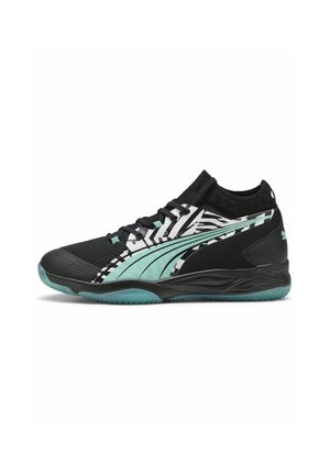 Chaussure de sport noire avec une tige en mesh, des accents teal et un motif géométrique distinctif. Dispose d'une semelle rembourrée et d'un design à lacets.