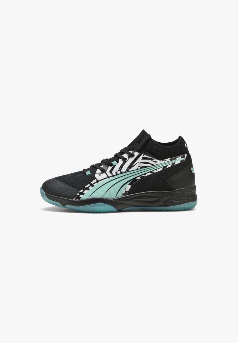 Chaussure de sport noire avec une tige en mesh, des accents teal et un motif géométrique distinctif. Dispose d'une semelle rembourrée et d'un design à lacets.