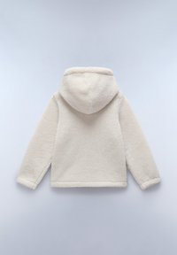 Krämfärgad fleecejacka med huva, med en texturerad och fluffig yta samt elastiska ärmslut. Inga synliga knäppningar eller mönster.