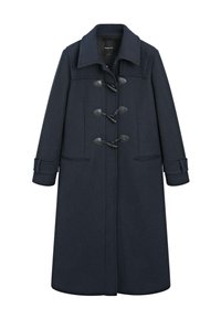 Cappotto lungo blu navy con ampio colletto, tre chiusure a toggle nere, due tasche laterali e cinturini sui polsini delle maniche.