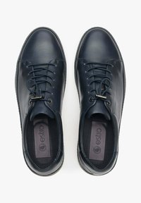 Ciemnogranatowe skórzane buty z sześcioma otworami na sznurówki i metalowym blokadą sznurków. Wnętrze ma teksturę siatki i posiada markę "estro" na wkładce.