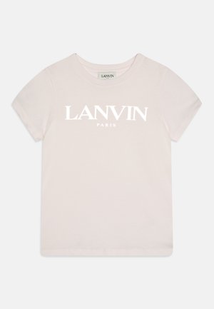 Lyserød bomulds t-shirt med korte ærmer, der har en hvid logo "LANVIN PARIS" trykt over fronten i fede store bogstaver.