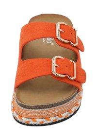 Orange suedet slidesandal med to brede remme og gyldne spænder. Har en jute-vævet platformsål med orange og sølvede accenter.