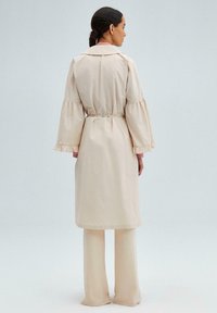 Touché Privé SIDE SLIT  - Trenci - cream
