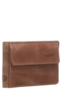 Portefeuille en cuir marron avec une finition texturée, doté d'une fermeture par rabat à l'avant et d'un logo en relief. Forme rectangulaire compacte, design minimaliste.