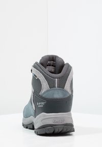 Las botas impermeables Hitec cuentan con un diseño en gris y negro, material de malla texturizada y ante, cuello acolchado y suela de goma resistente.